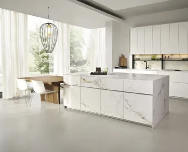 Cucina Design Giza in laccato con isola in ceramica di Maistri