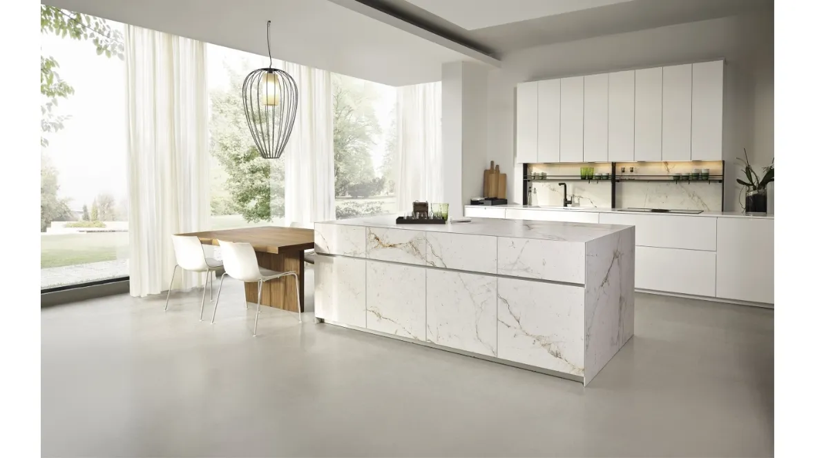 Cucina Design Giza in laccato con isola in ceramica di Maistri