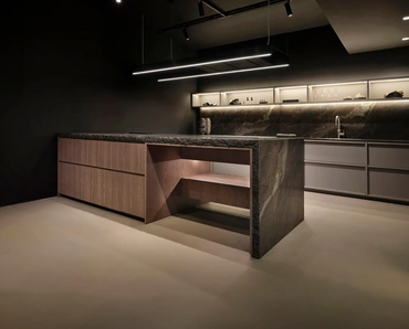 Cucina Design con penisola K table + Arena + Rim in laccato e legno di Maistri