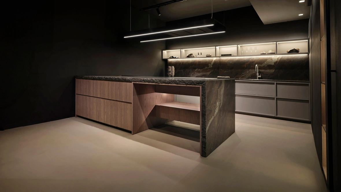 Cucina Design con penisola K table + Arena + Rim in laccato e legno di Maistri