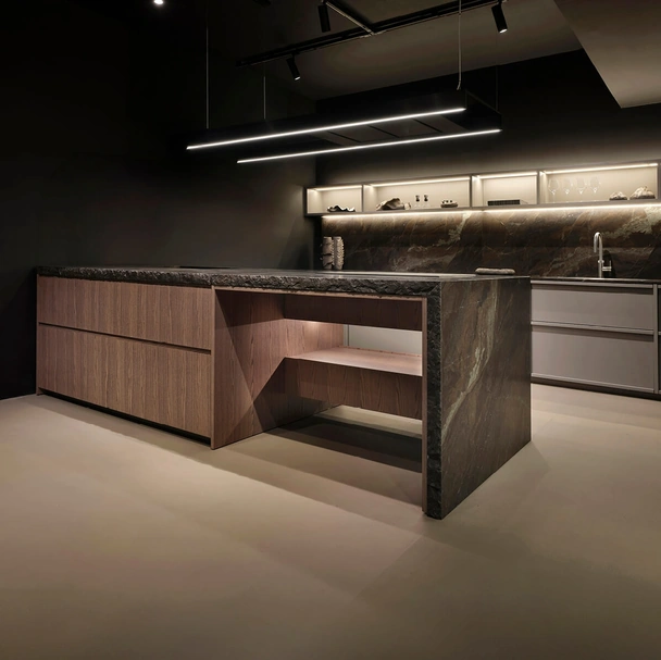 Cucina Design con penisola K table + Arena + Rim in laccato e legno di Maistri
