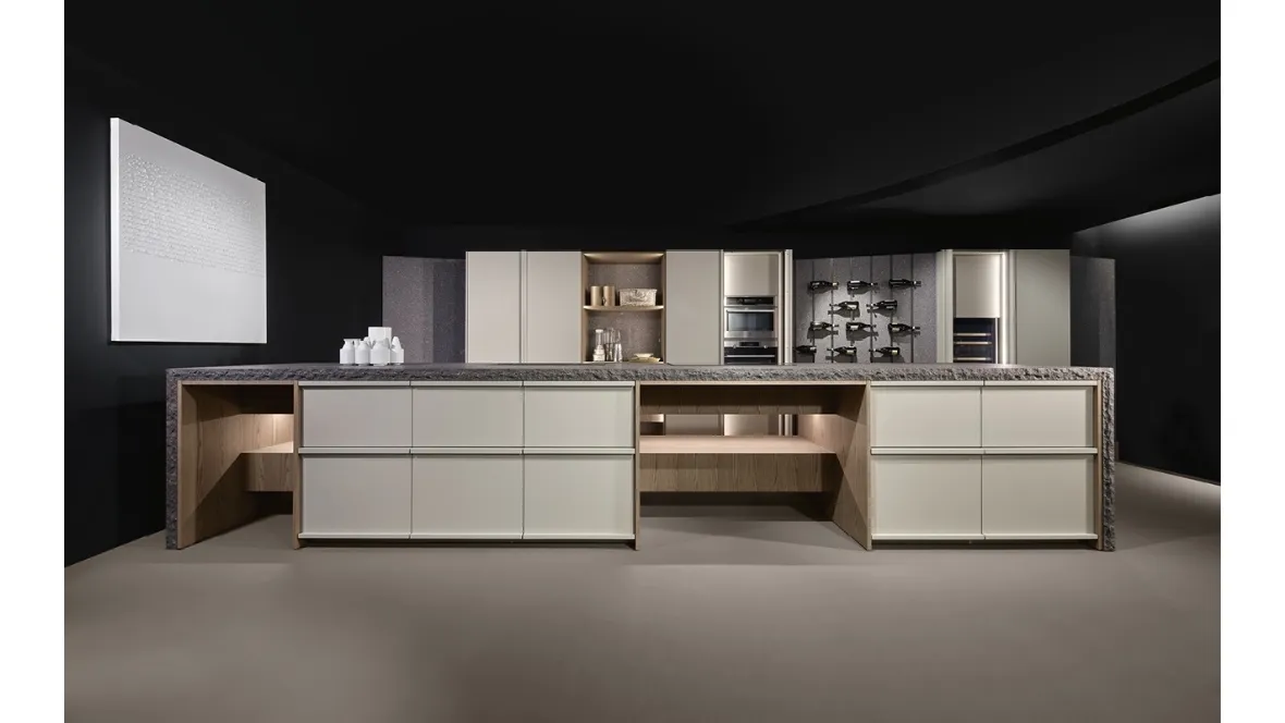 Cucina Design con isola KTable in laccato ecru e frassino di Maistri