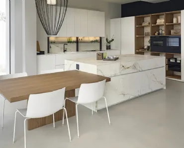 Cucina Design lineare in laccato bianco, legno e marmo Giza 01 di Maistri