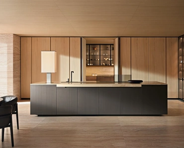 Cucina Design Phoenix in Rovere con isola in laccato Bronzo e Travertino di Poliform