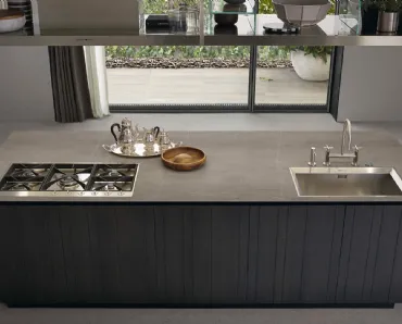 Cucina Design con isola Artex 03 in olmo nero con top in pietra di Poliform