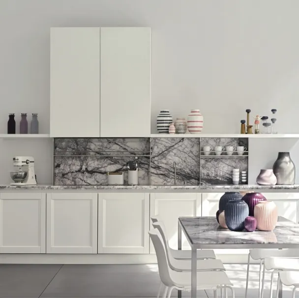 Cucina Design in laccato bianco e marmo Tabia 01 di Maistri
