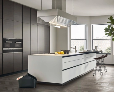 Cucina Design in laccato metallico Bronzo con isola in vetro Bianco Twelve di Poliform