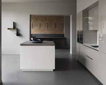 Cucina Design con isola Viva 07 in laccato lucido di Maistri