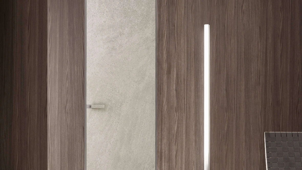 Porta a filo muro per interni Moon in finitura gres crema con struttura in alluminio finitura Platino di Rimadesio