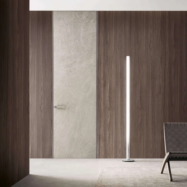 Porta a filo muro per interni Moon in finitura gres crema con struttura in alluminio finitura Platino di Rimadesio
