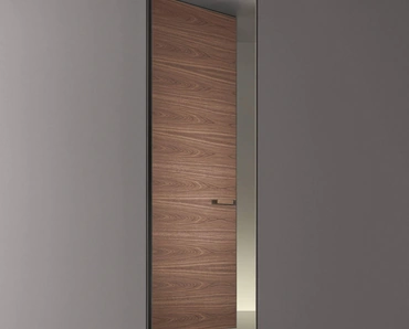 Porta a filo muro per interni Moon in Noce con struttura in metallo finitura Peltro di Rimadesio