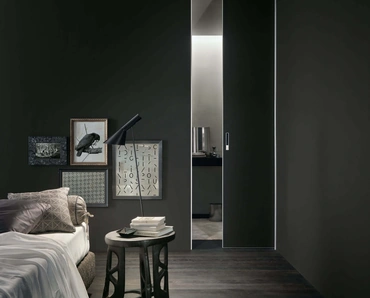 Porta scorrevole per interni Moon in vetro nero opaco con telaio in alluminio finitura Peltro di Rimadesio