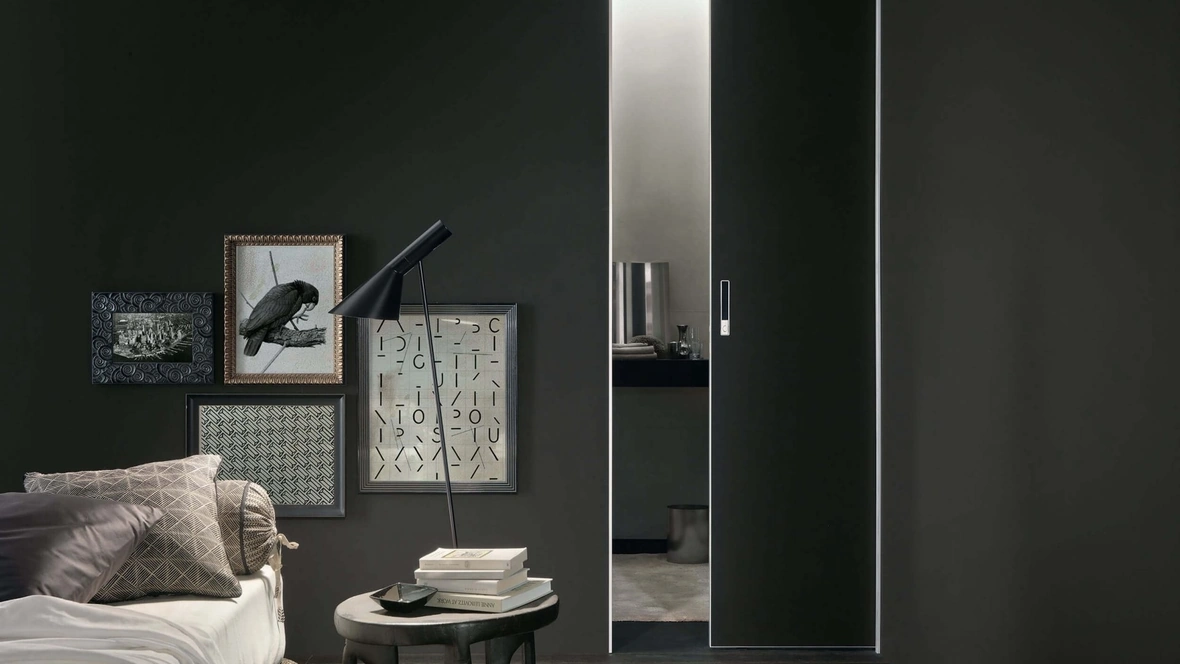 Porta scorrevole per interni Moon in vetro nero opaco con telaio in alluminio finitura Peltro di Rimadesio