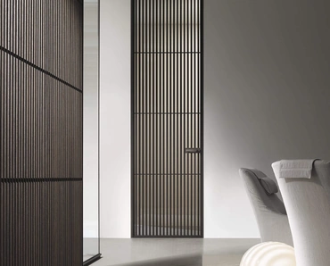 Porta per interni Sail in legno di Rovere termotrattato e vetro di Rimadesio