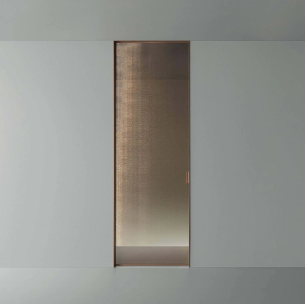 Porta per interni scorrevole Vela in vetro rete bronzo di Rimadesio