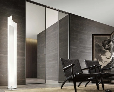 Porta per interni scorrevole Zen in vetro grigio trasparente con telaio in alluminio finitura Bronzo di Rimadesio