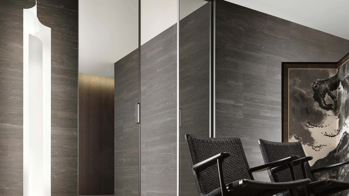 Porta per interni scorrevole Zen in vetro grigio trasparente con telaio in alluminio finitura Bronzo di Rimadesio