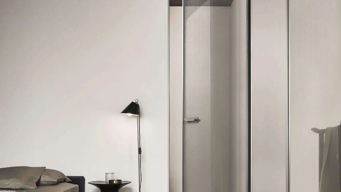 Porta a battente per interni Zen in vetro con telaio e rete in alluminio di Rimadesio