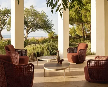 Poltroncina Mad Out in tessuto e tavolini in pietra lavica di Poliform